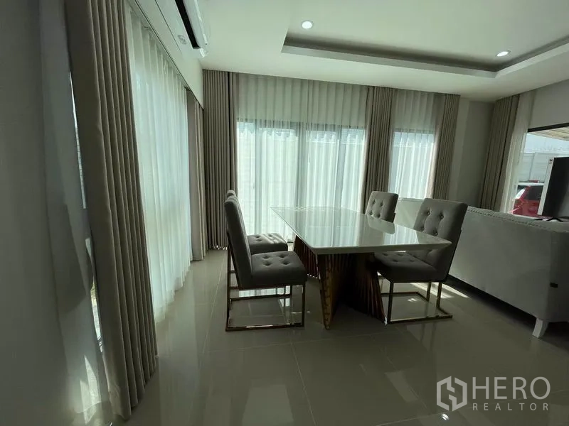 บ้าน ให้เช่าในPrawet, Bangkok - มุมรับประทานอาหารติดหน้าต่างบานใหญ่ ผ้าม่านโปร่ง และโต๊ะทันสมัย