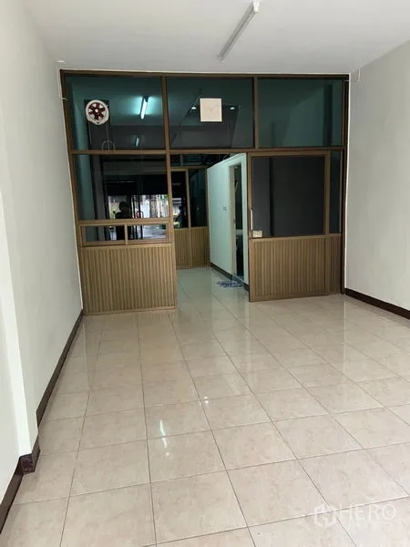 อาคารพาณิชย์ ให้เช่าในKhlong Toei, Bangkok - พื้นที่ชั้นล่างโล่ง ปูกระเบื้องสว่าง พร้อมผนังกระจกกั้นห้อง