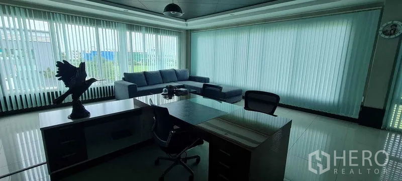 货栈 出租或出售在Bang Phli, Samut Prakan - 宽敞办公室，浅色木柜、办公桌与沙发。