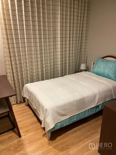 คอนโด ให้เช่าในPhaya Thai, Bangkok - ห้องนอนเล็ก เตียงเดี่ยว โต๊ะทำงาน และผ้าม่านเต็มบาน