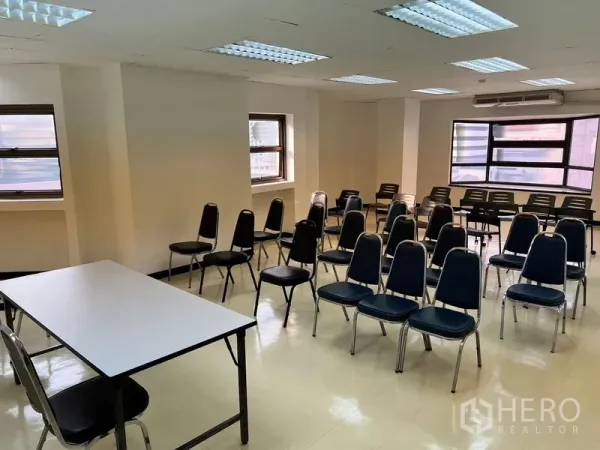 办公空间 出租在Pathum Wan, Bangkok - 培训教室布置，多把椅子与桌子，窗户采光良好并可见城市景观