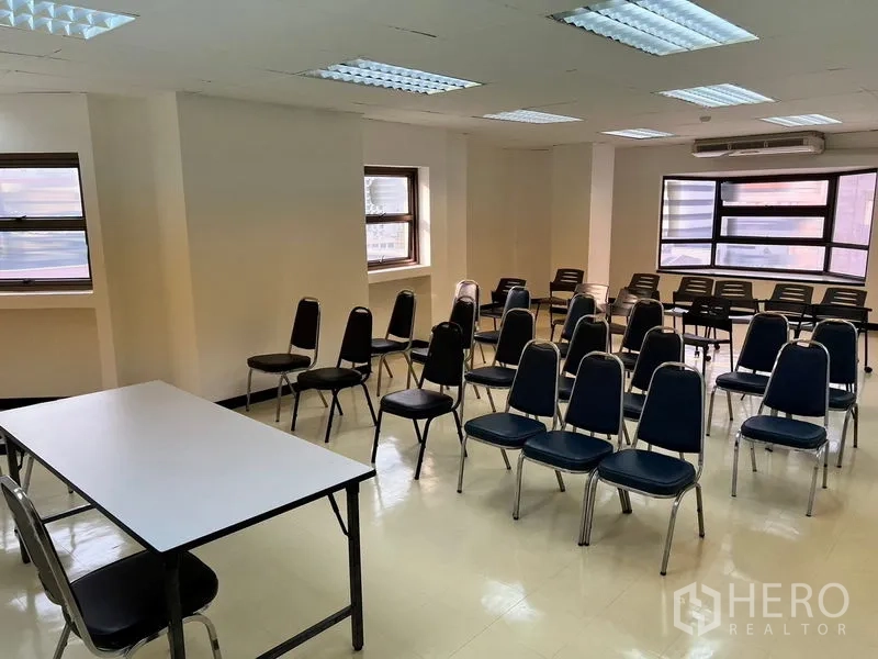 办公空间 出租在Pathum Wan, Bangkok - 培训教室布置，多把椅子与桌子，窗户采光良好并可见城市景观