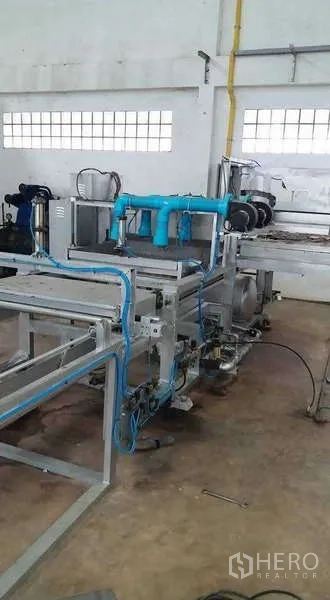 Warehouse for rent or sale in Nong Suea, Pathum Thani - Automation equipment with blue piping set on the concrete floor.