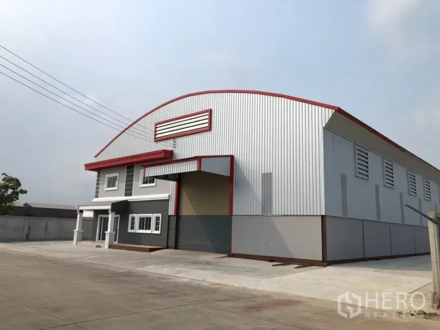 工厂 出租或出售在Bang Len, Nakhon Pathom - 现代钢板外墙厂房，红色点缀，连体两层办公室与宽阔混凝土场地