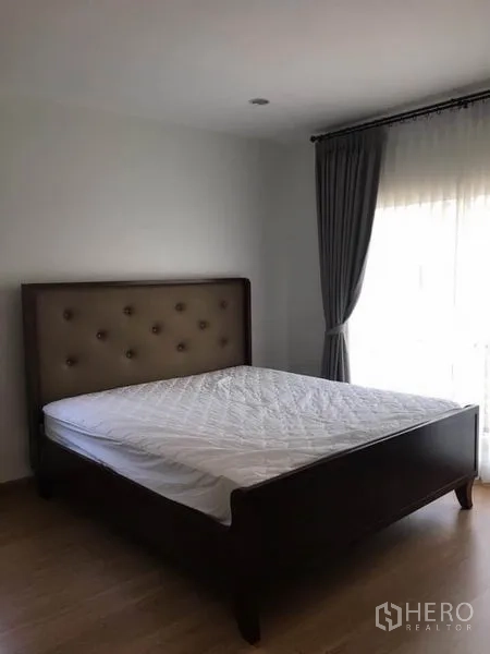 บ้าน ให้เช่าในSuan Luang, Bangkok - ห้องนอนรองหัวเตียงบุผ้า รับแสงธรรมชาติจากหน้าต่าง