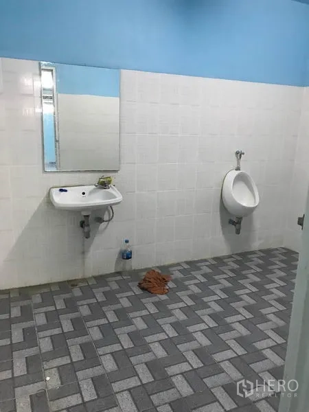 货栈 出租在Khlong Luang, Pathum Thani - 整洁的卫生间，墙地砖铺设，配洗手池与小便器。