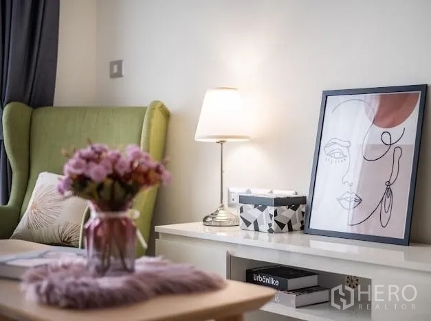 公寓 出售在Khlong Toei, Bangkok - 客厅装饰细节：台灯、装饰画与花瓶摆件。