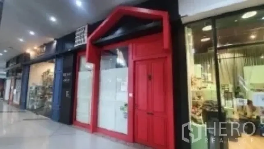 พื้นที่ขายปลีก ให้เช่าในKhlong Toei, Bangkok - หน้าร้านสีแดงริมโถงศูนย์การค้าในร่ม