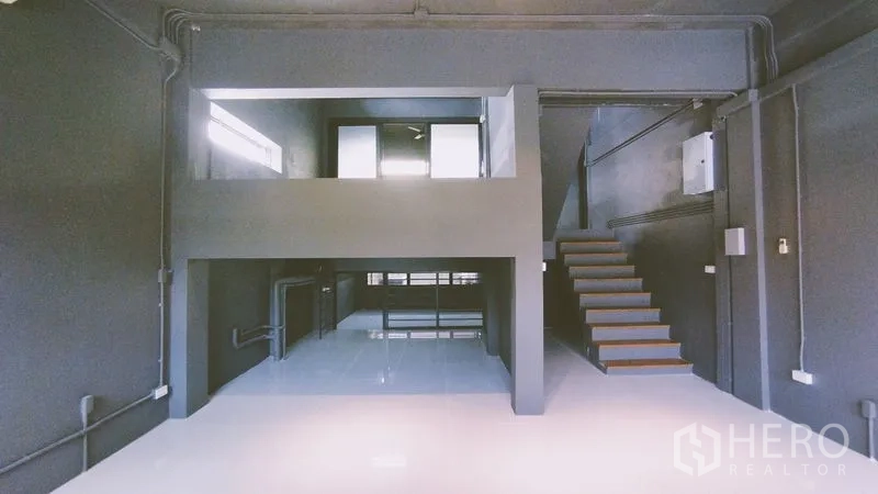 สำนักงานที่บ้าน ให้เช่าในChatuchak, Bangkok - โถงเพดานสูงมีชั้นลอยและบันไดด้านข้าง