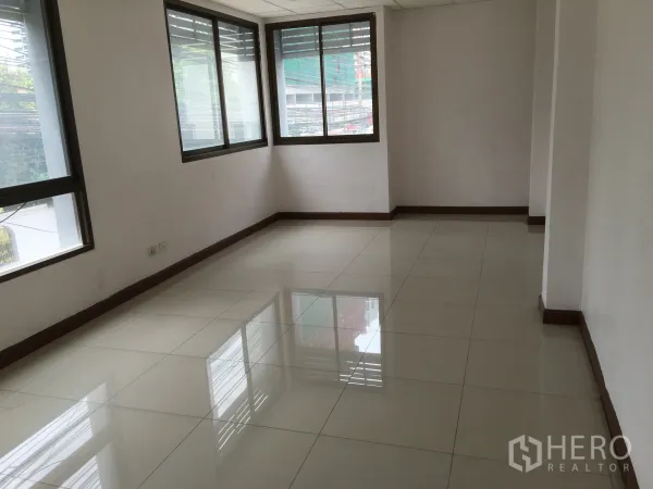 ทาวน์เฮาส์ ให้เช่าในKhlong Toei, Bangkok - ห้องนอนสว่างมีหน้าต่างมุม มองเห็นเมือง ผนังขาวพื้นกระเบื้อง