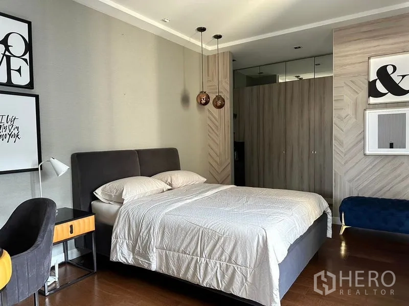 บ้าน ให้เช่าในPhra Khanong, Bangkok - ห้องนอนสว่าง ตู้เสื้อผ้าบิลต์อิน โคมแขวน และโต๊ะทำงาน