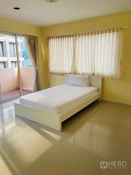 บ้าน ให้เช่าในWatthana, Bangkok - ห้องนอนเตียงเดี่ยว หน้าต่างบานใหญ่ และประตูเลื่อนออกสู่ระเบียงส่วนตัว