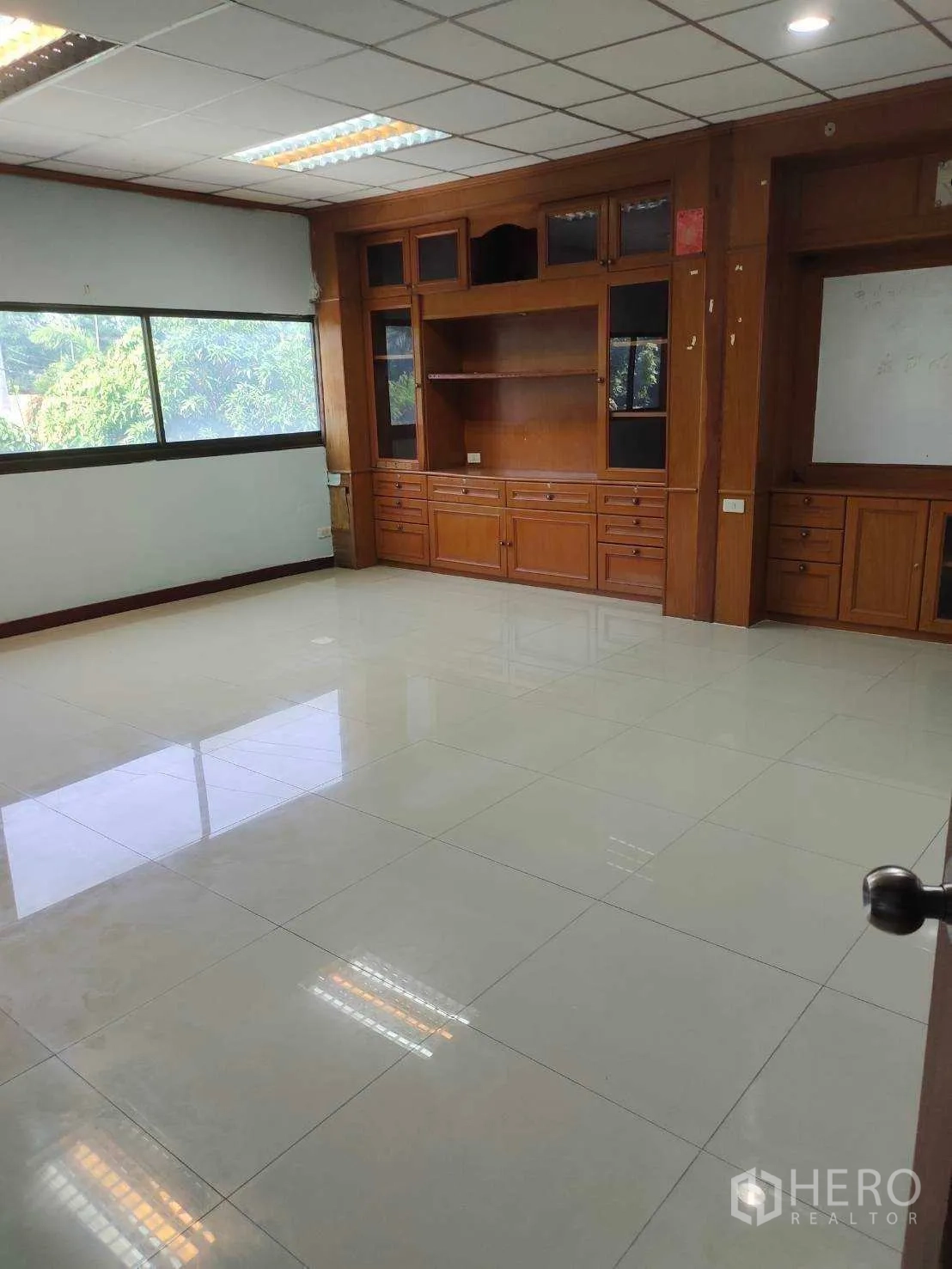 工厂 出售在Nikhom Phatthana, Rayong - 带内置木柜的大窗私密办公室。