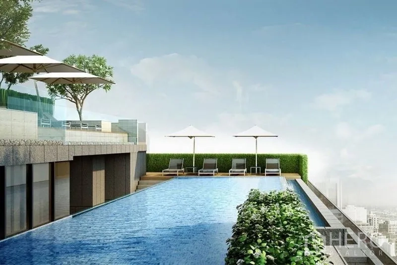 คอนโด ขายในWatthana, Bangkok - สระว่ายน้ำบนดาดฟ้าพร้อมเตียงอาบแดดและร่ม มองเห็นวิวเมืองกว้างไกล.