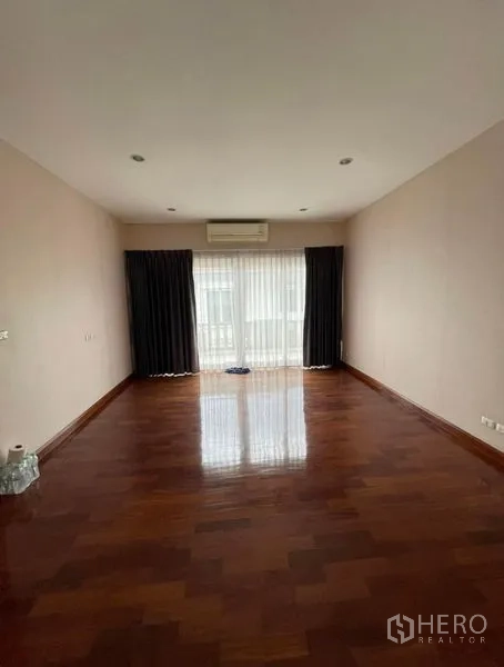 独立式住宅 出租 - 明亮卧室，实木地板、筒灯与宽幅落地窗帘。