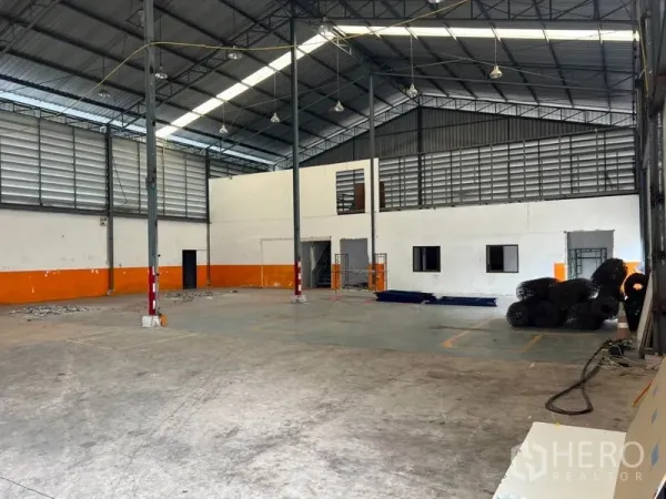 货栈 出租在Prawet, Bangkok - 仓库内部，高挑钢结构屋顶，采光带与通风百叶，混凝土地面及内置办公室