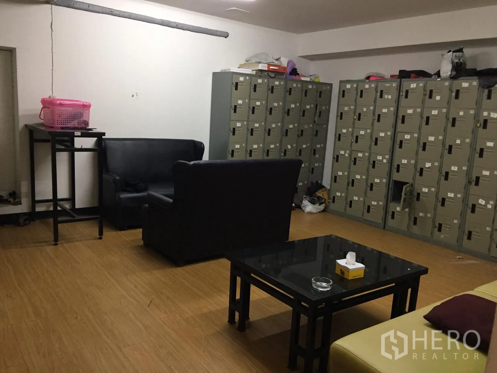 พื้นที่ขายปลีก ให้เช่าในWatthana, Bangkok - ห้องพนักงานด้านหลัง มีตู้ล็อกเกอร์ โซฟา และโต๊ะกลาง