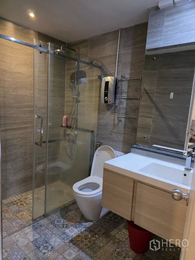 คอนโด ให้เช่าในKhlong Toei, Bangkok - ห้องน้ำสมัยใหม่พร้อมตู้กระจกอาบน้ำ เคาน์เตอร์อ่างล้างหน้า และพื้นกระเบื้องลาย