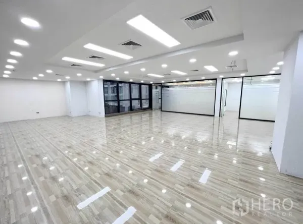 办公空间 出租在Phaya Thai, Bangkok - 大面积办公区，亮面木纹地砖，LED平板灯，落地窗与玻璃隔断。