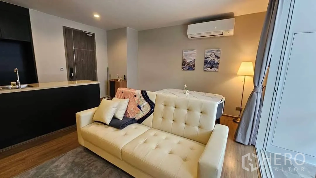 公寓 for rent in Watthana, Bangkok - 开放式客厅配米色沙发与一体化厨房操作台