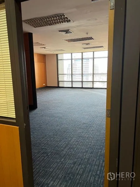 办公空间 出租 - 从门口望向明亮办公区，超大窗户与吊顶灯具。