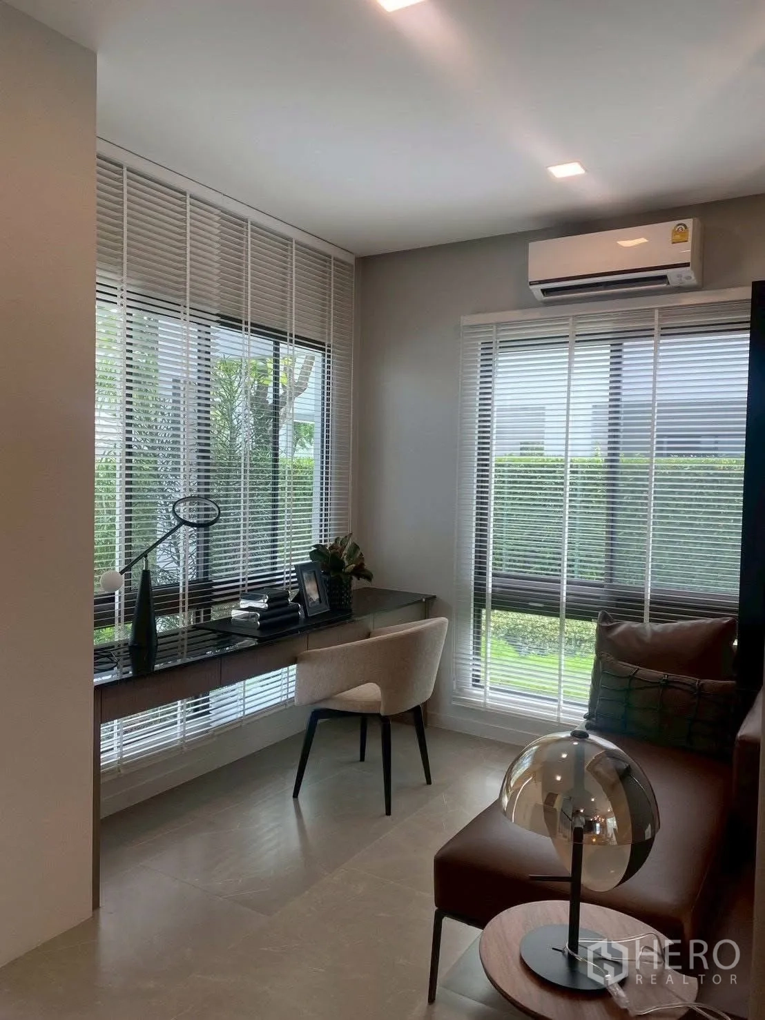 Detached House for rent in Bang Phli, Samut Prakan - Bright study nook with long desk, blinds and garden view.