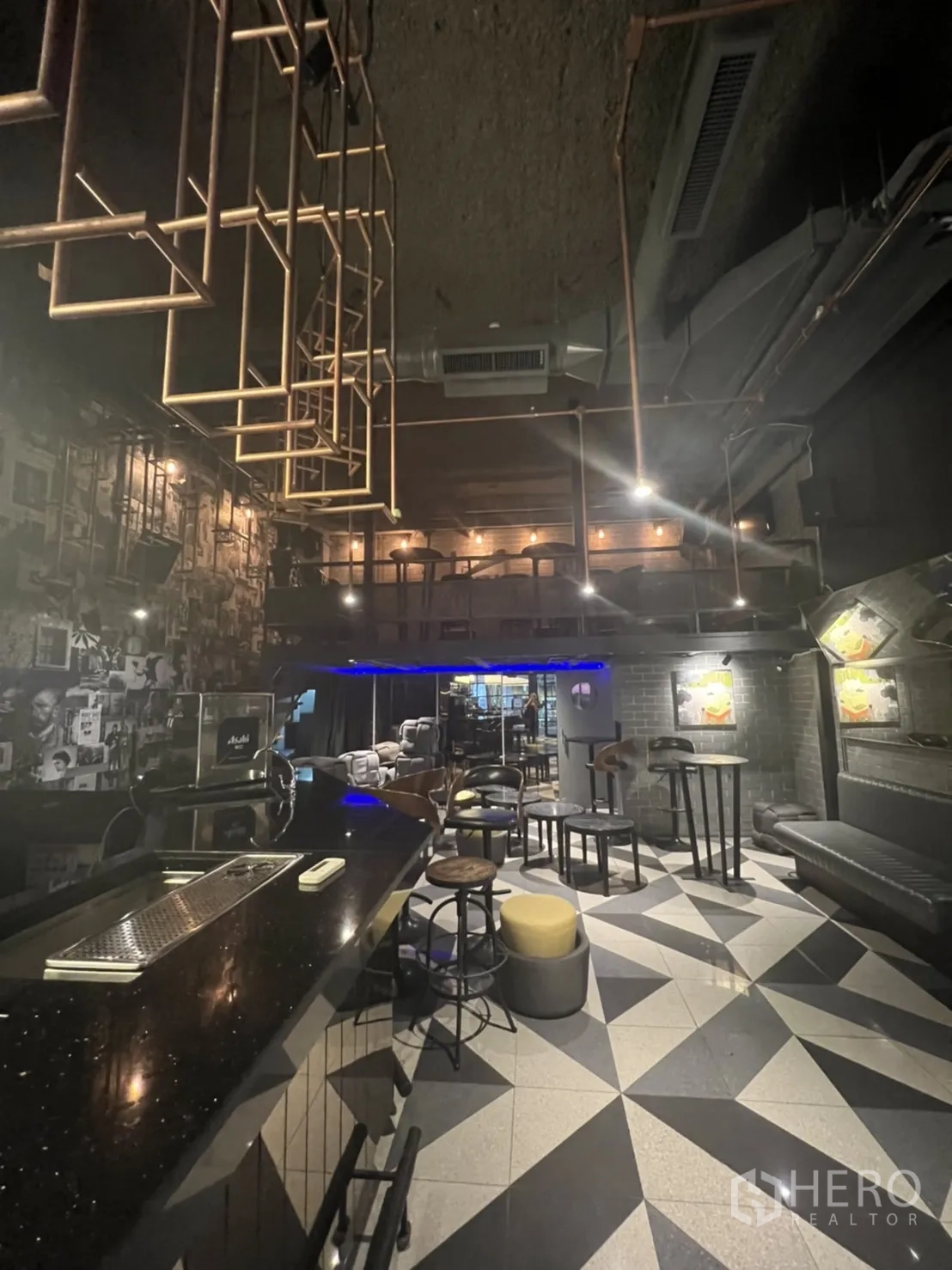 พื้นที่ขายปลีก ให้เช่าในKhlong Toei, Bangkok - มุมหลังบาร์ โชว์ฝ้าเปลือยสไตล์อุตสาหกรรม ชั้นลอย และโต๊ะคาเฟ่