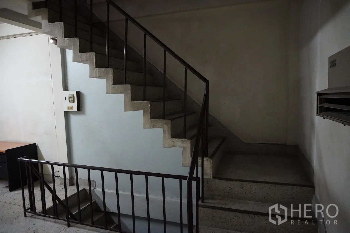 อาคารพาณิชย์ ให้เช่าในWatthana, Bangkok - บันไดคอนกรีตพร้อมราวเหล็กและชานพัก