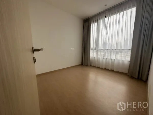 คอนโด ให้เช่าในWatthana, Bangkok - ห้องนอนที่สอง หน้าต่างเต็มผนังและผ้าม่านโปร่ง