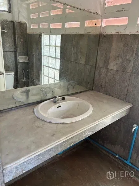 คลังสินค้า ให้เช่าในMueang Samut Prakan, Samut Prakan - ห้องน้ำแบบอุตสาหกรรม เคาน์เตอร์ซิงก์หินและกระจกบานใหญ่