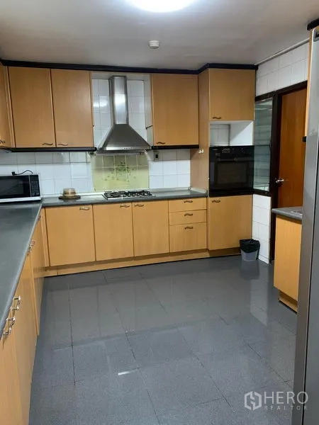 คอนโด ให้เช่าในWatthana, Bangkok - ครัวปิดตู้ไม้ เตาแก๊ส เตาอบ และเครื่องดูดควันสแตนเลส ที่ Liberty Park 1