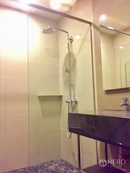 คอนโด ให้เช่าในWatthana, Bangkok - ห้องน้ำโมเดิร์น ฝักบัวเรนชาวเวอร์ กั้นกระจก และเคาน์เตอร์หิน