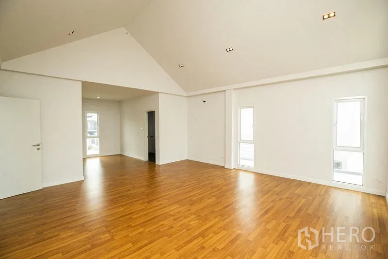 บ้าน ให้เช่าหรือขายในLam Luk Ka, Pathum Thani - ห้องอเนกประสงค์กว้าง เพดานจั่ว ไฟดาวน์ไลท์ และพื้นไม้