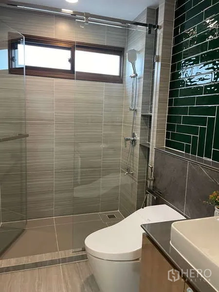 Detached House for rent in Bang Kapi, Bangkok - Modern bathroom with glass shower, rain head and green subway feature wall.