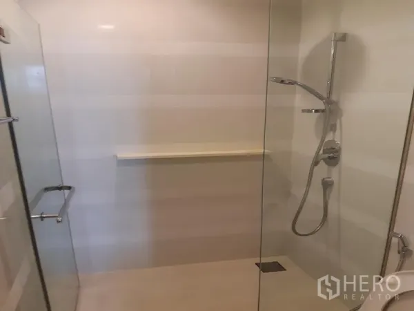 คอนโด ให้เช่าในKhlong Toei, Bangkok - ห้องอาบน้ำกระจกแบบวอล์กอิน พร้อมฝักบัวมือถือ ชั้นวาง และอุปกรณ์ชุบโครเมียม