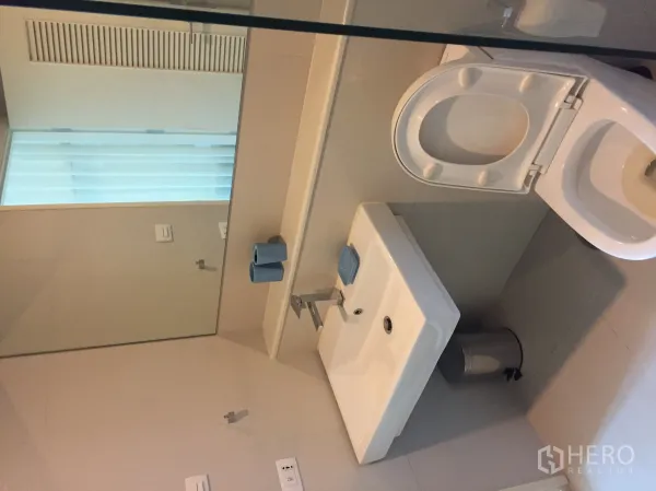 คอนโด ให้เช่าในWatthana, Bangkok - ห้องน้ำสว่างพร้อมกระจกบานใหญ่ อ่างล้างหน้าและโถสุขภัณฑ์สไตล์โมเดิร์น