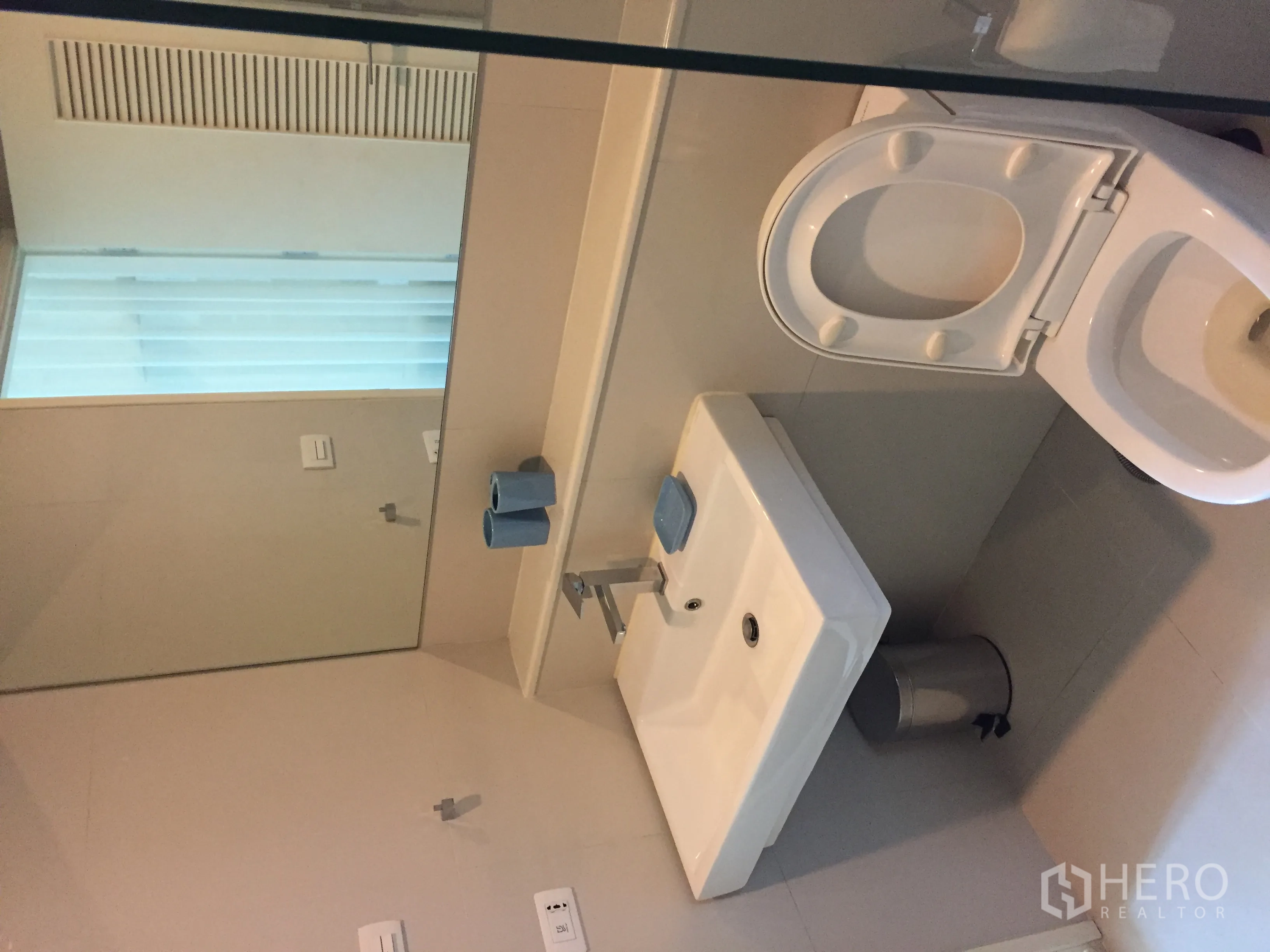 คอนโด ให้เช่าในWatthana, Bangkok - ห้องน้ำสว่างพร้อมกระจกบานใหญ่ อ่างล้างหน้าและโถสุขภัณฑ์สไตล์โมเดิร์น