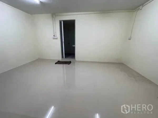 คลังสินค้า ให้เช่าในKhlong Luang, Pathum Thani - ห้องออฟฟิศสว่าง พื้นเงา พร้อมห้องน้ำในตัว