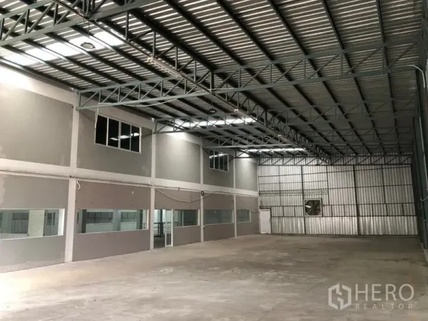 คลังสินค้า ให้เช่าในKhlong Sam Wa, Bangkok - ฮอลล์โกดังเพดานสูง โครงหลังคาเหล็ก พัดลมระบายอากาศ และช่องหน้าต่างยาว