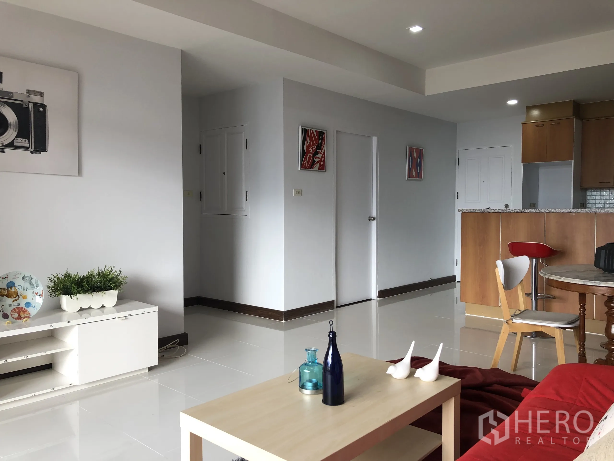 คอนโด ให้เช่าหรือขายในKhlong Toei, Bangkok - มุมมองจากห้องนั่งเล่นไปทางประตูและบาร์ครัว พื้นเงาและไฟสมัยใหม่