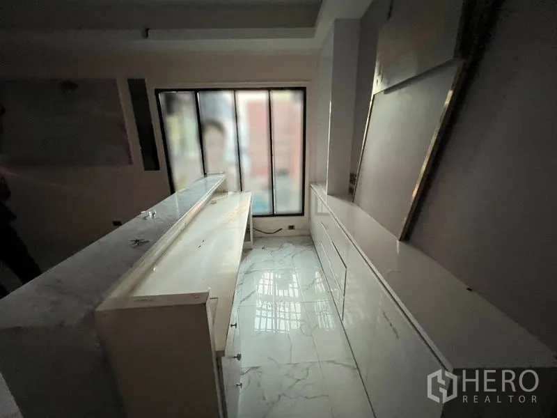 พื้นที่ขายปลีก ให้เช่าในWatthana, Bangkok - โซนเคาน์เตอร์บริการหลังต้อนรับ พร้อมตู้บิลท์อินและหน้าต่างบานเลื่อน