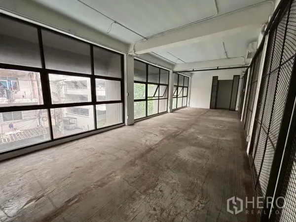 พื้นที่ขายปลีก ให้เช่า - พื้นที่ทรงสี่เหลี่ยมผืนผ้ายาว กระจกเต็มบานรับแสงธรรมชาติและมองเห็นหน้าร้านเด่นชัด