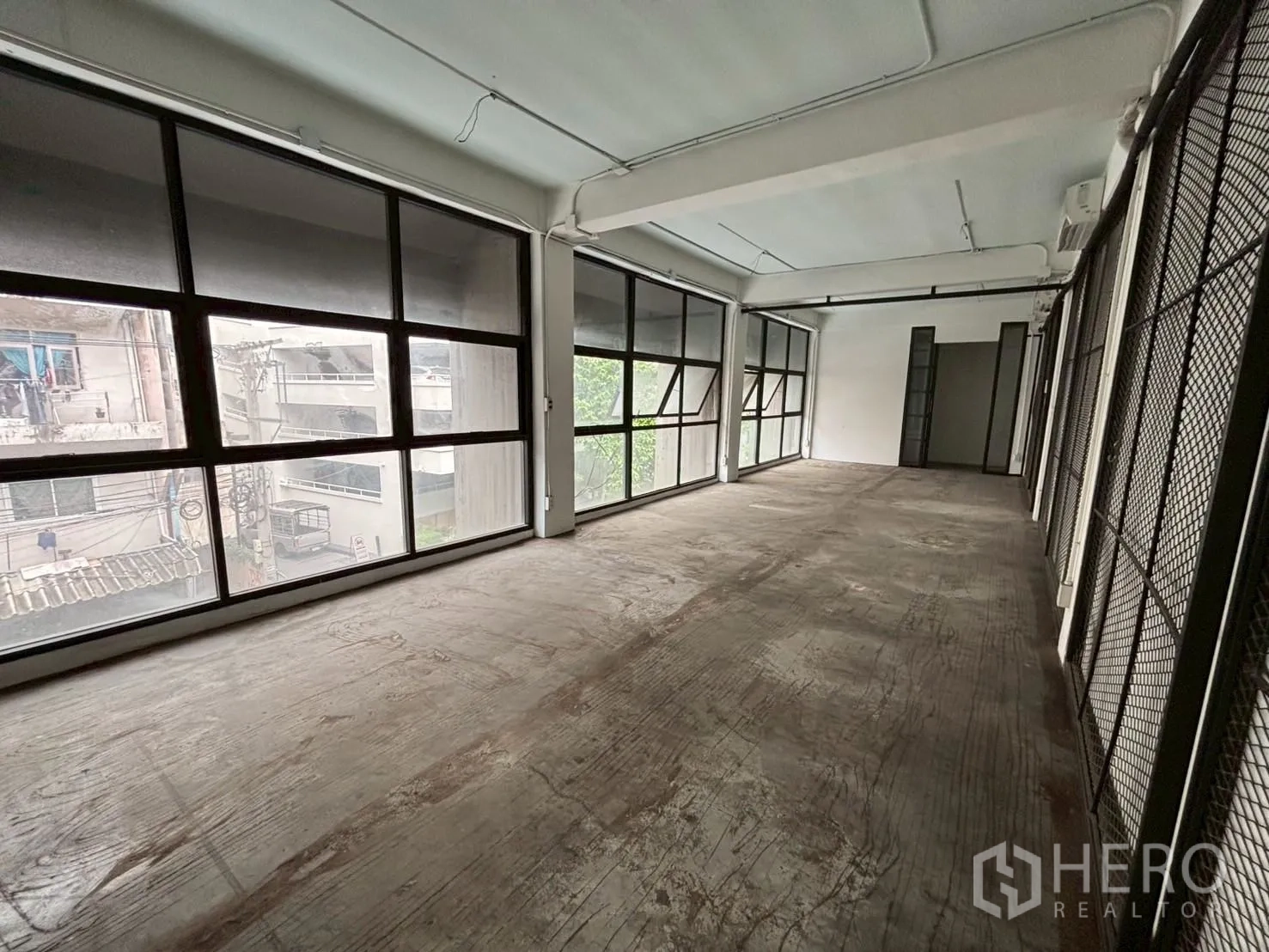 พื้นที่ขายปลีก ให้เช่า - พื้นที่ทรงสี่เหลี่ยมผืนผ้ายาว กระจกเต็มบานรับแสงธรรมชาติและมองเห็นหน้าร้านเด่นชัด