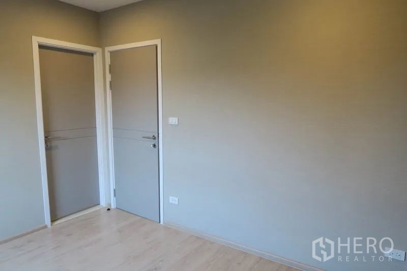 ทาวน์เฮาส์ ให้เช่าในSuan Luang, Bangkok - ห้องนอนพื้นไม้โทนอ่อน มีประตูภายในสองบาน ผนังโทนนิวทรัล