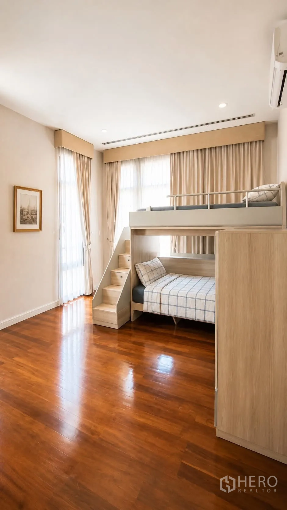 Detached House for rent in Watthana, Bangkok - Bright bedroom with built-in bunk bed and polished wood flooring.