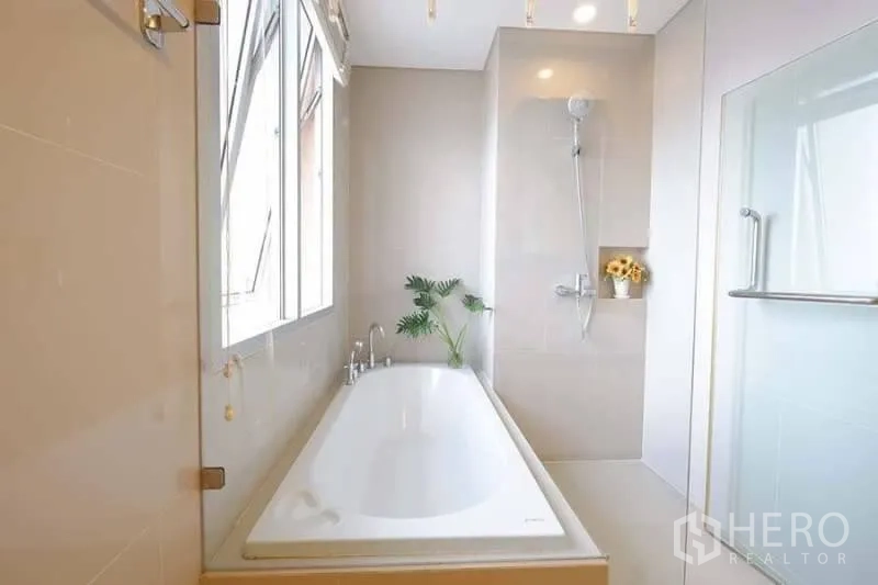 คอนโด ให้เช่าในKhlong San, Bangkok - ห้องน้ำสว่างมีอ่างอาบน้ำริมหน้าต่างและพื้นที่อาบน้ำแยก