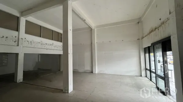 店屋 出租在Watthana, Bangkok - 店屋一层挑高空间，玻璃店面门与瓷砖地面。