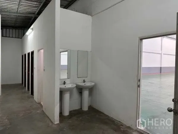 โรงงาน ให้เช่าหรือขายในBang Phli, Samut Prakan - พื้นที่ล้างมือและห้องน้ำหลายห้องภายในอาคาร เชื่อมต่อโกดังผ่านประตูกระจก