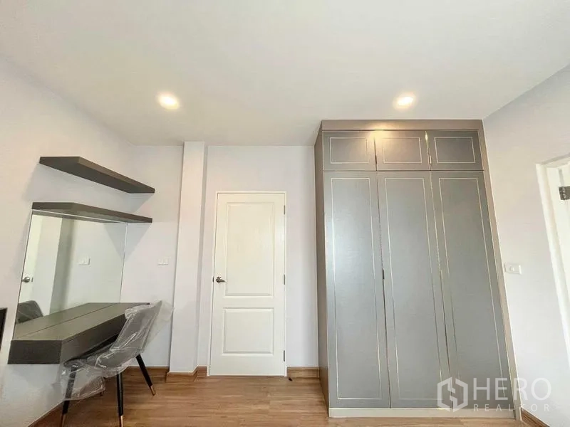 Detached House for rent in Don Mueang, Bangkok - Bright bedroom with wardrobe, vanity and wood flooring.