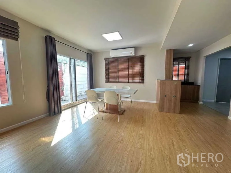 บ้าน ให้เช่า - พื้นที่รับประทานอาหารพร้อมหน้าต่างบานใหญ่ พื้นไม้ และแอร์